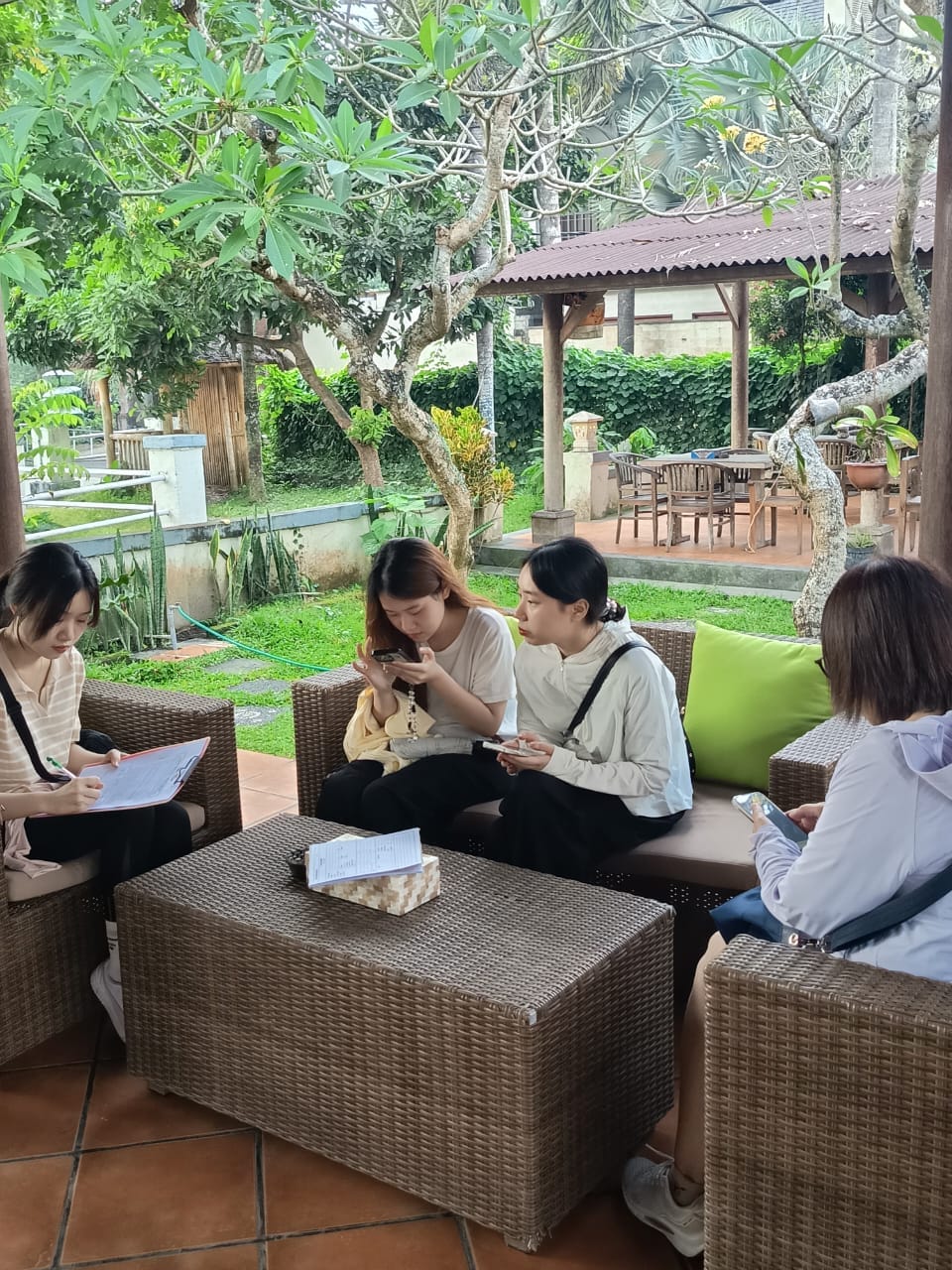 Wisatawan sedang bersantai dan berdiskusi di area taman bersama tim Aruna Tour Bali.